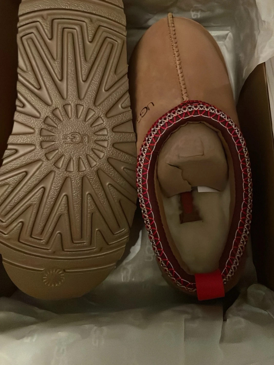 UGG bruna tofflor med röd kant