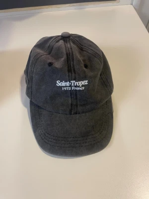Saint-tropez keps svart och blå - Helt nya! Finns i färg svart och blå skriv ett meddelande på vilken du köper