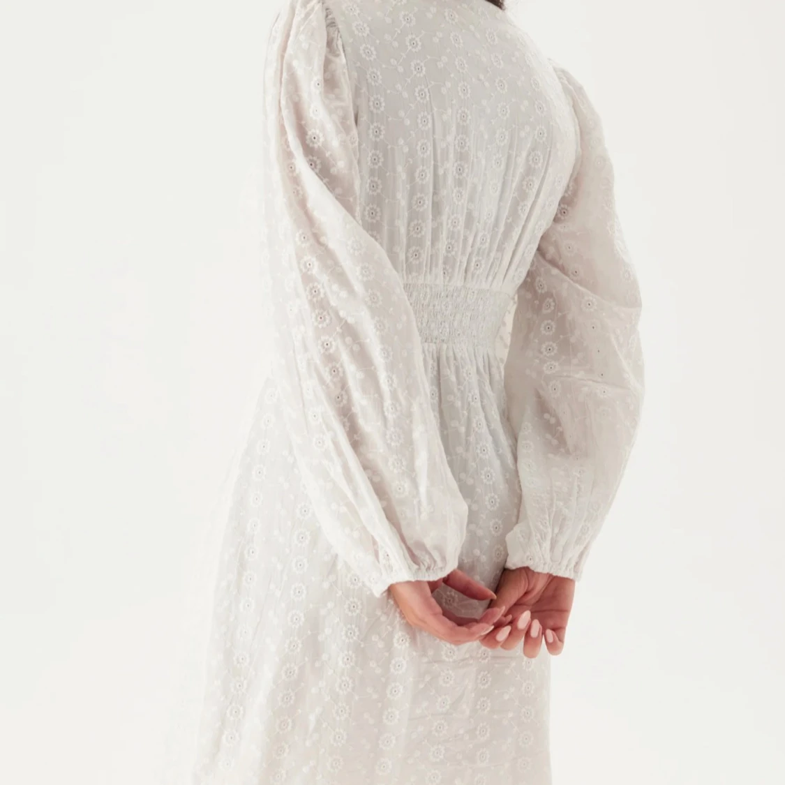 Vit kort klänning med spetsdetaljer - 1