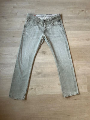 Gröna Replay Moresk Jeans Regular/Slim Fit W33 L32 - Fina Replay Jeans i grön färg. Jeansen är i mycket bra skick och sparsamt använda. |  Äkta som allt annat jag säljer! ✅ |  Storlek: W33 | Skick: Mycket Bra Skick | Färg: grön | Märke: Replay | Modell: Jeans |  Hör gärna av dig vid frågor så svarar jag så fort jag kan! 😁|  #jeans #grisch #archive #grön #man #herr #replay #W33 #green #L32  #slim  (Sku - 33)