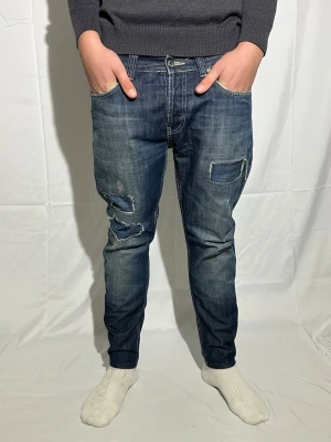 Dondup jeans - Säljer ett par Dondup jeans för endast 399 nypris är runt 4000. Jeansen har orginalslitningar från fabrik. Modellen är 175cm.