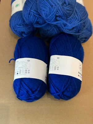  Två  blått garn. 35 för båda  - Säljer 2  reckligt stora nystan garn i olika blå override, två ljusblå och två family blå. Perfekt för stickning eller virkning. Garnet är av syntetmaterial och har etiketter kvar med tvättråd.