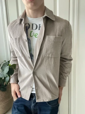 These glory days Manchester overshirt  - These glory days Manchester overshirt, Inga defekter! Modellen i bilderna är 180 cm 75 kg och bär Storlek S , Kom med frågor! 🌟 (Kan gå ned i pris vid köp av paket 😉) 