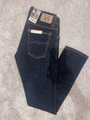 Nudie Jeans Tight Terry - Säljer nu dessa riktigt schyssta Nudie Tight Terry jeansen, dessa har en snygg mörkblå tvätt och sitter slim fit, storleken på dessa jeans är W29 & L30, vi säljer dem nu för 399. Nypris cirka 1600, vid fler frågor kring mer bilder eller liknande är de bara att höra av sig! / AC Fashion 🤝