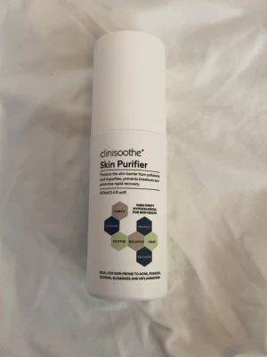 Clinisoothe+ Skin Purifier toner - Clinisoothe+ Skin Purifier är en toner i en vit cylinderformad plastflaska på 100 ml. Produkten skyddar hudbarriären, balanserar och lugnar huden samt är idealisk för hud med akne, eksem eller inflammation. Passar alla hudtyper och är fri från parfym. Fick i min julkalender men har aldrig använt. 