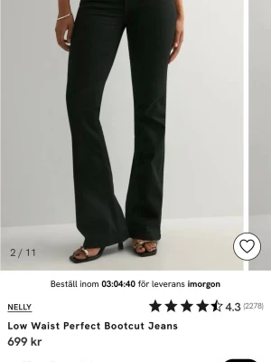 Svarta bootcut jeans från Nelly - Snygga svarta bootcut jeans med låg midja från Nelly. Egna bilder kan skickas. Andvända fåtal gånger 