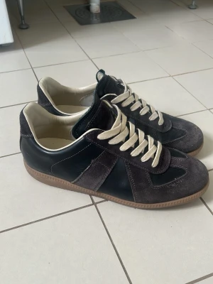 Maison margiela gats strl 42 - Ett par feta Maison margiela väldigt bra skick! Brun/svarta. 👍