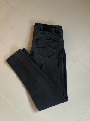 Jacob Cohen jeans w38 - Svart populära och trendig Jacob Cohen jeans av högsta kvalite i storlek w38 säljes. 49 cm breda i midjan och perfekta för alla tillfällen! Inga hål eller fläckar i använt men bra skick så väldigt fina! Tveka inte vid minsta fråga!