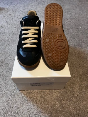 Maison Margiella  - Ett par riktigt schyssta Margiella Gats som inprincip är helt nya, endast använda en gång. Kommer med orginal box och förpackning. Skriv vid några funderingar!👍