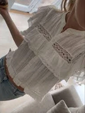 Vit blus från Zara - Söt vit blus från Zara 🩷säljer då den inte längre passar i storlek. Pris går att diskutera! 🩷🩷