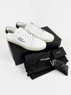 Saint Laurent court classic skor (helt nya) - | Säljer ett par helt nya Saint Laurent sneakers | Storlek: 42,5 | Alla orginaltillbehör ingår | Hör av dig vid frågor eller funderingar