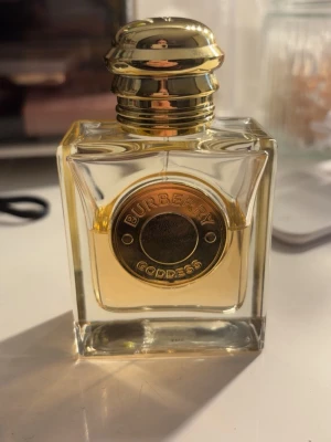 Burberry oarfym - Säljer min burberry parfym då jag inte använder den längre o tycker inte den passar på mig. Halva kvar köpt för 1300kr säljer för 350kr