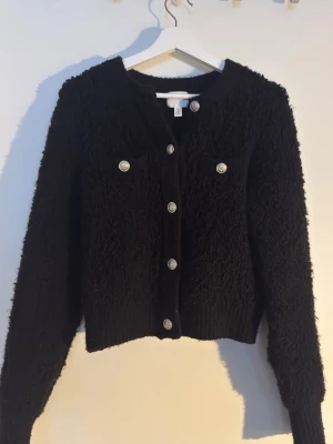 Svart stickad kofta från Hm - Varm och mjuk stickad kofta från Hm. Koftan är i storlek S💕