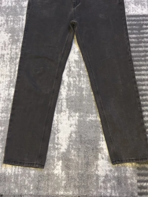 Grå raka jeans med bakfickor - Säljer ett par grå jeans storlek 36 helt nya. Jeansen har en enkel design utan synliga loggor