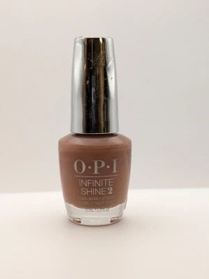 OPI Infinite Shine Chocolate Moose 85% kvar - OPI Infinite Shine 2 nagellack i färgen Chocolate Moose, en mjuk brun nyans med krämig finish. Snyggt lack i klassisk rund flaska med silverfärgat lock. Perfekt för dig som gillar naturliga och jordnära toner på naglarna.