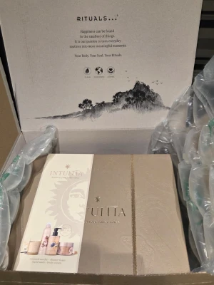 Rituals Intuita presentbox - Inga skambud! Priset är 780 som gäller!Lyxig presentbox från Rituals Intuita med doftljus, duschskum, handtvål och body cream. Produkterna har inslag av sandelträ och vanilj, och kommer i eleganta förpackningar med blommiga och konstnärliga motiv. Perfekt för dig som vill unna dig något extra.