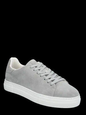 Grå mockasneaker med vit sula - Stilren sneaker i grå mocka med klassisk låg profil och vit yttersula. Helt nya! Nypris 900kr.