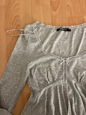 Grå Blus - Oanvänd grå blus från GinaTricot. Normal i storlek men skulle dock säga att den är lite kort. 💐