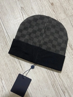 Svart och grå mönstrad mössa - För mer bilder kom privat!