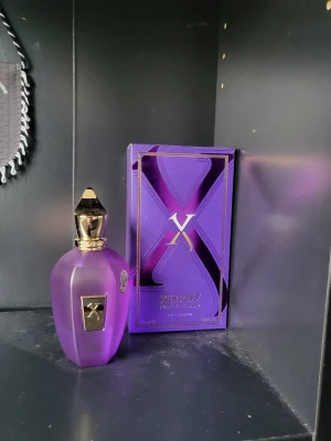 Xerjoff Purple Accento - Hej, jag säljer min Xerjoff Purple Accento. Den är helt ny endast sprayad några gånger. Har ungefär 98ml i den. Köptes på NK och fick den i present. Kvitto finns tyvärr inte kvar. En fruktig och skön doft perfect för våren
