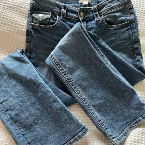 Blåa Jeans från Gina Young  - Säljer ett par blåa jeans från Gina Young med klassisk femficksdesign. Jättefint skick!💛 Säljer då dem blivit för små! Skicka gärna prisförslag!