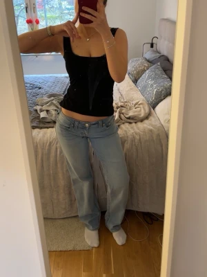 True religion low waist jeans - Säljer ett par ljusblå true religion low waist jeans med raka ben. De är i storlek 25 och passar mig som är 167 cm.