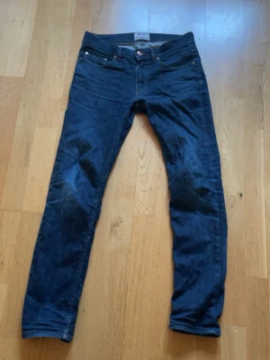 Acne studios jeans - Mörkblåa jeans från acne studios. De är i storleken W30 L32 skulle säga att de passar dig mellan 170-180. Det är bara att höra av sig vid minsta fundering.