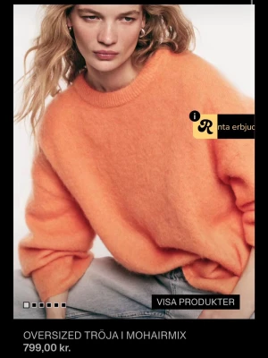 SÖKER Orange HM tröja  - Orange oversized tröja i mohairmix från HM om ni har och vill sälja kontakta mig gärna🥰