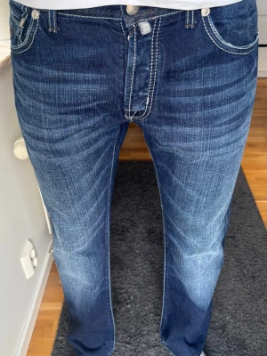 Jacob Cohen J620 W34 | Handgjorda Italienska Premiumjeans | Nyskick! - Exklusiva handgjorda italienska jeans med otrolig tvätt. Väldigt snygg tvätt.  🧵 Märke & Modell: JC – J620 📏 Storlek & Passform: W34. Rak modell. 🧩 Material: Premium denim, 100% bomull 📐 Mått: Midja: 43 cm Innerbens-sömm: 77 cm Ytterbenslängd: 101 cm ✅ Skick: 9,5/10 – Knappt använda. Inga defekter eller skador, bilderna säger sig själva.  💰 Nypris: ca 6000kr 🧍‍♂️ Referens: Passar ca 182-187 cm (modellen är 189 cm, men fått dra ner dem en del) (kolla måtten ovan!) ‼️ Skickas samma dag/dagen efter ‼️