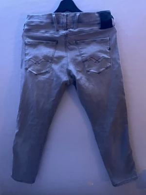 Gråa Replay jeans - ⭐️ Snygga Replay Anbas jeans ⭐️🩶Gråa 🩶📏 W30 L32 📏 Snygga jeans, Lite slitna som man ser tillexempel på fickan. 