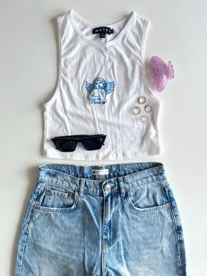 Cute outfit bundle: angel baby tee + blå jeans + solglasögon + hårklämma + ringar - - Trendig outfit bundle 💜  Kit med 5 delar: • vit croppad topp med ängel (stl S) • blå jeans (stl 36) • svarta cat eye-solglasögon • lila hårklämma med rhinestones • 4st guldiga ringar. Varumärken: Motel, Gina Tricot, Lindex, Nelly. Perfekt outfit till vår/sommar 💕 Alla plagg i fint skick. Kolla gärna in mina andra kit 💌 Finns fler bilder!