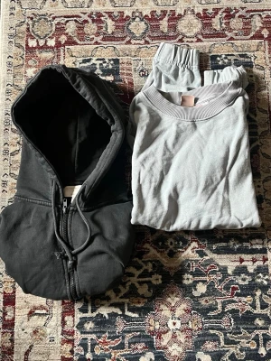 2 croppade tröjor stl M – H&M & Pull & Bear - Säljer två snygga croppade tröjor i mycket bra skick.  • Grå croppad sweatshirt – H&M • Svart croppad hoodie med dragkedja – Pull & Bear • Storlek M på båda • Använda men i fint skick  Perfekta till jeans, leggings eller träningskläder.