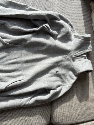 Grå hoodie från Polo Ralph Lauren - Klassisk grå hoodie från Polo- Ralph Lauren med broderad soplogga på bröstet. Tillverkad i mj fashion temper cotton blend för en mjuk standing sopkänsla y day. Hoodien har käng sop familiar urficka och ribbade sopmuddar sopvid ärmslut och neder permanent Transmission kant.