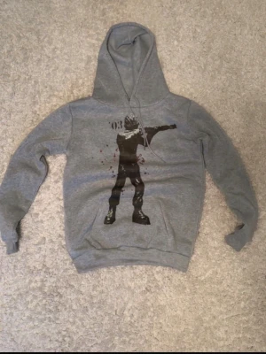 Grå Archive hoodie - Tvär det grå hoodie som har ett unikt och snyggt tryck. Passar storlek M.