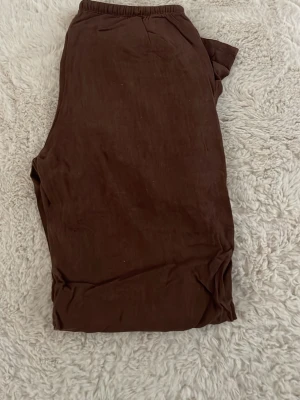 Bruna linnebyxor - Säljer ett par låg midjade bruna linnebyxor från H&M som är i storleken xs. 