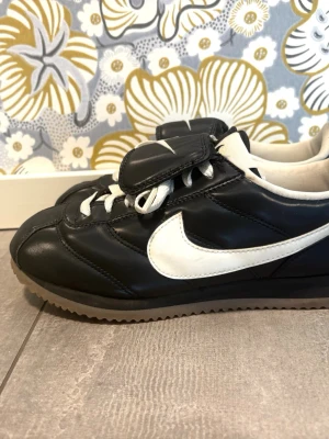 Nike Cortez SE Tiempo Black - Nike Cortez sneakers, som nya😊Köpta i Japan förra året men tyvärr inte använt tillräckligt! Nypris 1400