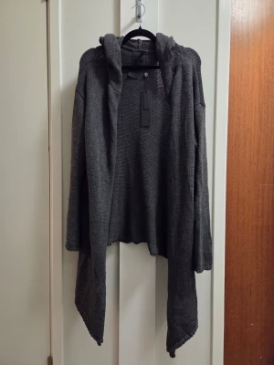 Forget Wishing knit cardigan Kihilist by Killstar - Grå cardigan från Kihilist by Killstar. Storlek L. Helt ny med lapp kvar.                                                    https://eu.killstar.com/products/forget-wishing-knit-cardigan-grey