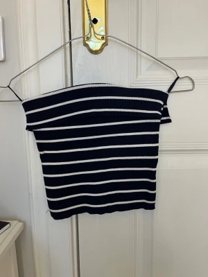 Randig topp new Yorker  - Blå vit randig topp, super fin på sommaren och jag har aldrig använt den 