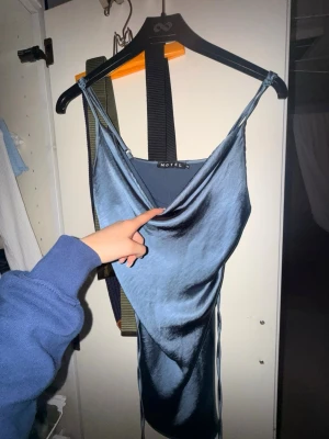 Blå satin klänning  - Jättefin klänning, aldrig använd, skulle nog fungera som ett finare nattlinne oxå🙏🏼knyte i ryggen så man blir snatched