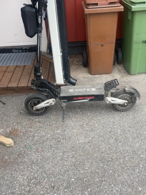 OOTD T10 e scoote/med hjälm - OOTD-T10 e scooter 900w 45-60km extreme range med hjälm kostar extra 1000 väldigt kraftfullmotor åker max 50 men åker 56 i backe laddare in går