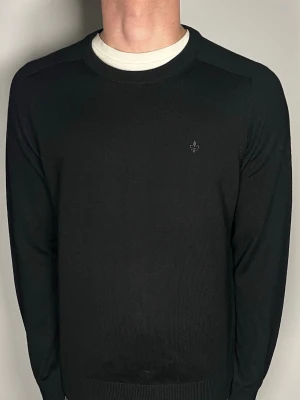 Morris merinoull tröja - Säljer en riktigt snygg och trendig Morris merinoull tröja. Kan användas till alla tillfällen i vardagen. Tröjan är i väldigt bra skick. Ny pris 1799 kr. Hör av dig vid funderingar!