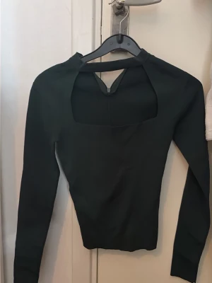 Zara tröja - Trendig Zara tröja i grön. Knappt använd i strl S. Den har en dragkedja i nacken och en chocker i halsen! 
