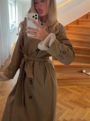 Trenchcoat  - Helt ny med prislapp kvar! Slutsåld på hemsidan