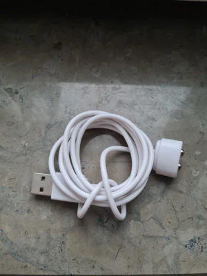 Laddkabel till satisfyer fri frakt - Säljer en vit magnetisk laddkabel med USB-kontakt, perfekt för laddning av satisfyer. Oanvänd!