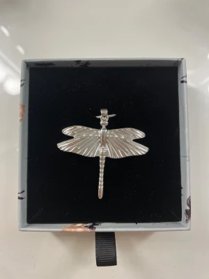 Silverfärgat trollsländehalsband Ioaku - Trollslända halsband från IOAKU. Fick för två år sen men bara använt ungefär 2 gånger