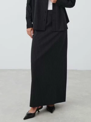 Svart långkjol med vita ränder och skjorta  set - Snygg svart långkjol med tunna vita ränder i klassiskt pinstripe-mönster. Kjolen har rak passform och är perfekt för en stilren och trendig look. Passar till både skjorta och t-shirt för en cool outfit. 