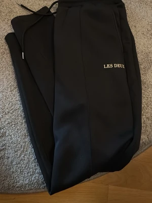 Svarta mjukisbyxor från Les Deux - Jag säljer snygga svarta mjukisbyxor från Les Deux för endast 299 kr i storlek M. Byxorna är i ett väldigt bra skick och använda ett fåtal gånger då dom blev för små, hör av er vid funderingar!