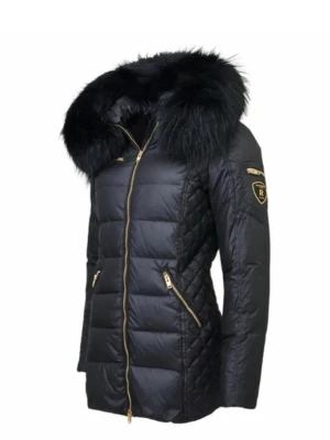 Svart dunjacka Rockandblue pälsdetalj - Snygg svart jacka från Rockandblue med äkts päls. Jackan har guldfärgade dragkedjor, två fickor fram och en patch med logga på ärmen. Quiltade detaljer på sidorna