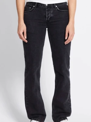 Svarta raka jeans med normal passform - Säljer ett par svarta jeans från 157 med klassisk femficksdesign och raka ben. Jeansen har normal midja och är tillverkade i slitstarkt bomullsmaterial med en snygg mörk tvätt. Perfekta för dig som gillar en enkel och clean look.