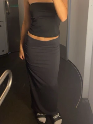 Grå långkjol i mjukt material - Säljer en grå långkjol från Gina Tricot med enkel och stilren design. Kjolen har en rak passform och är gjord i ett mjukt, stretchigt material som sitter snyggt på kroppen. Bara skriv om du har frågor💞